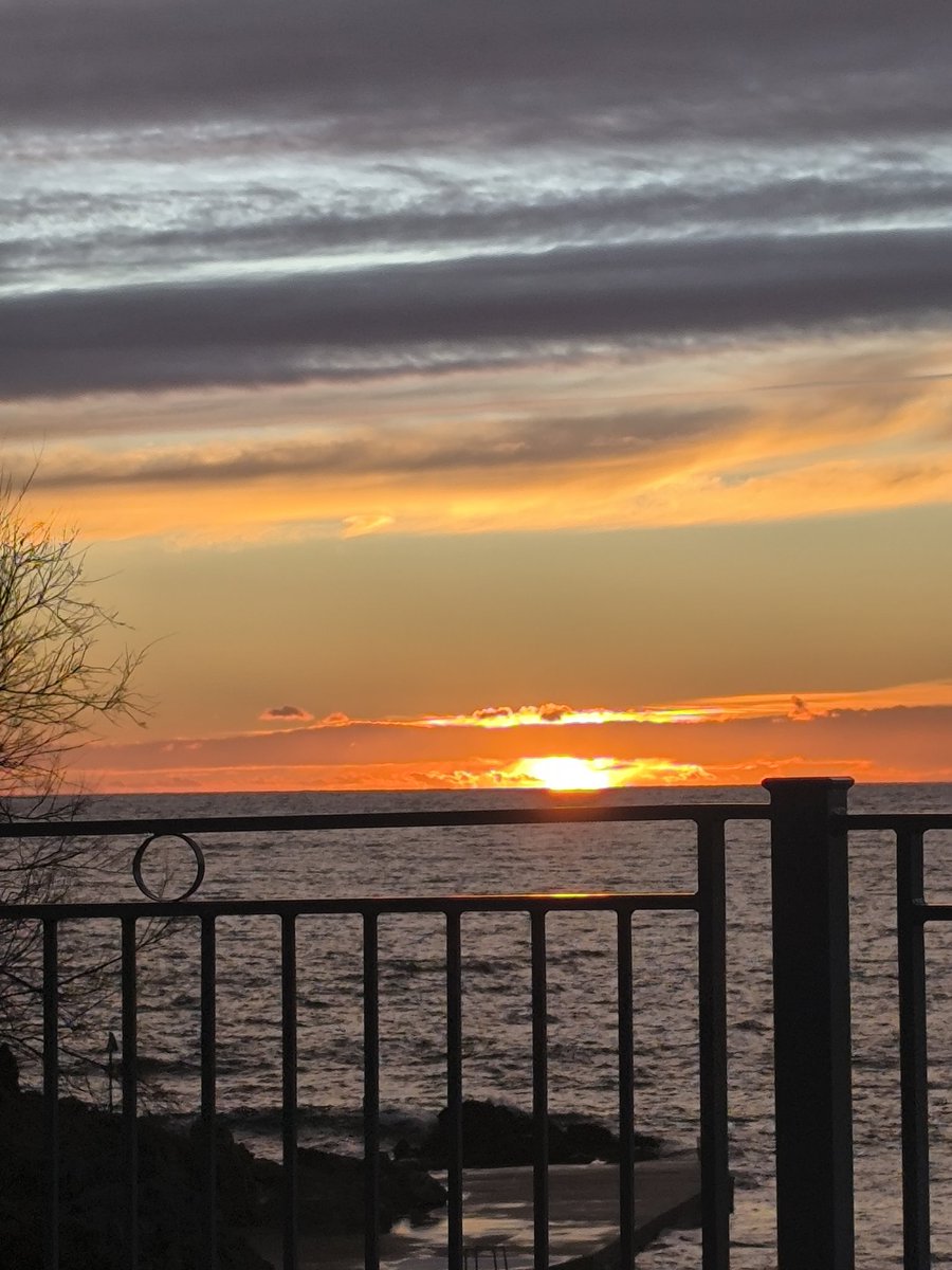 Juste avant le #sunset.
#CotedAzurFrance 
#sunsetphotography 
#samedi
Au revoir janvier !🌄🌄🌄