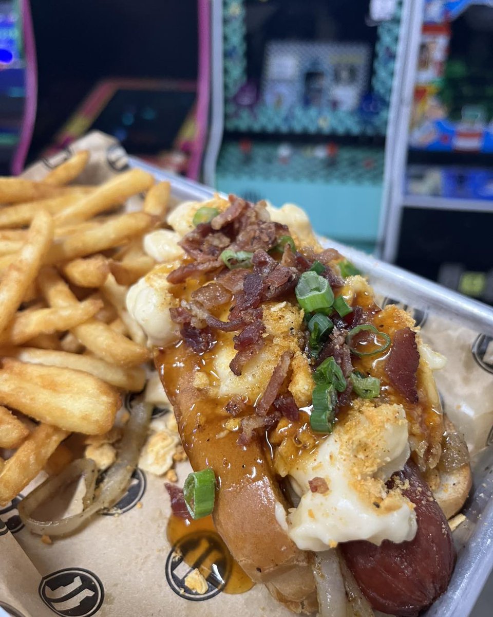Arcade_11's tweet image. Craving a mouthwatering treat? Come try our Loaded Mac Dog at Arcade 11 Bar &amp;amp; Restaurant! 🌭🧀🥓 It's a quarter pound hot dog smothered in our delicious mac and cheese, bacon bits, and sauce! #macandcheese #hotdogheaven #yumyum