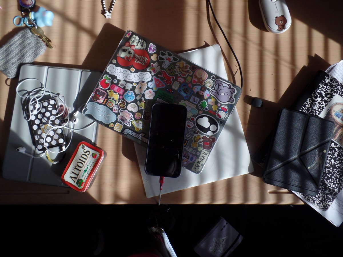 julyneverdies's tweet image. #deskmess