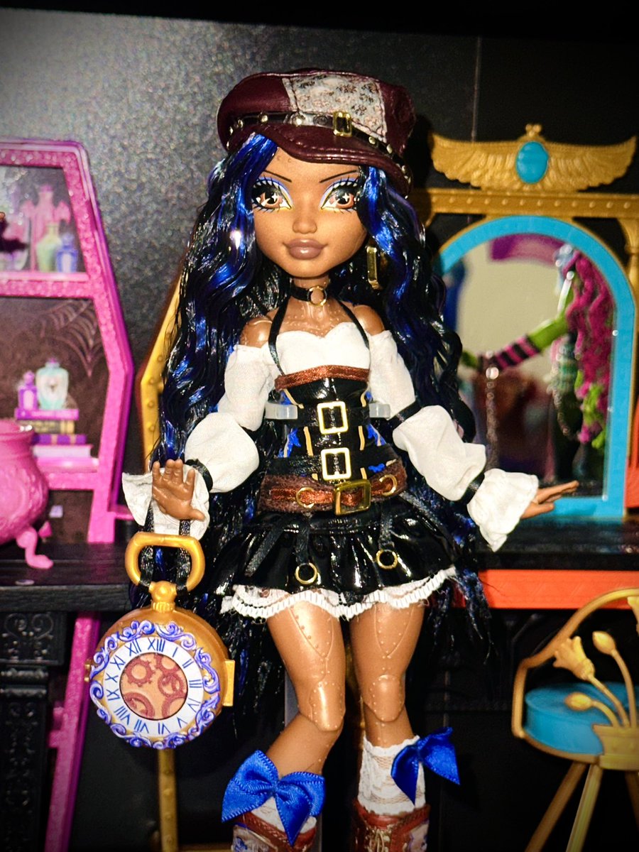 vinylbxtchz's tweet image. “I’m late, I’m late, I’m Robecca Steam!”⚙️🕰️🔩 
#MonsterHigh #RobeccaSteam
