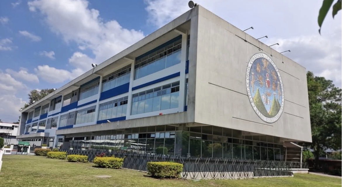 JONATANCRAK's tweet photo. 350 años encargada de la educación superior en nuestro país de aquí fui egresado orgulloso de ser Sancarlista !! ✌️
#USAC350AÑOS 
#USAC https://t.co/R43vtsjSxU