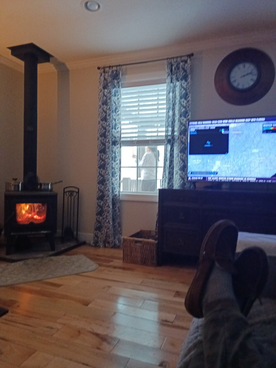 devharris10's tweet photo. @ryanhallyall Johnston SC 1/2 in &amp; heavy snow! https://t.co/oiEEU8eSx0