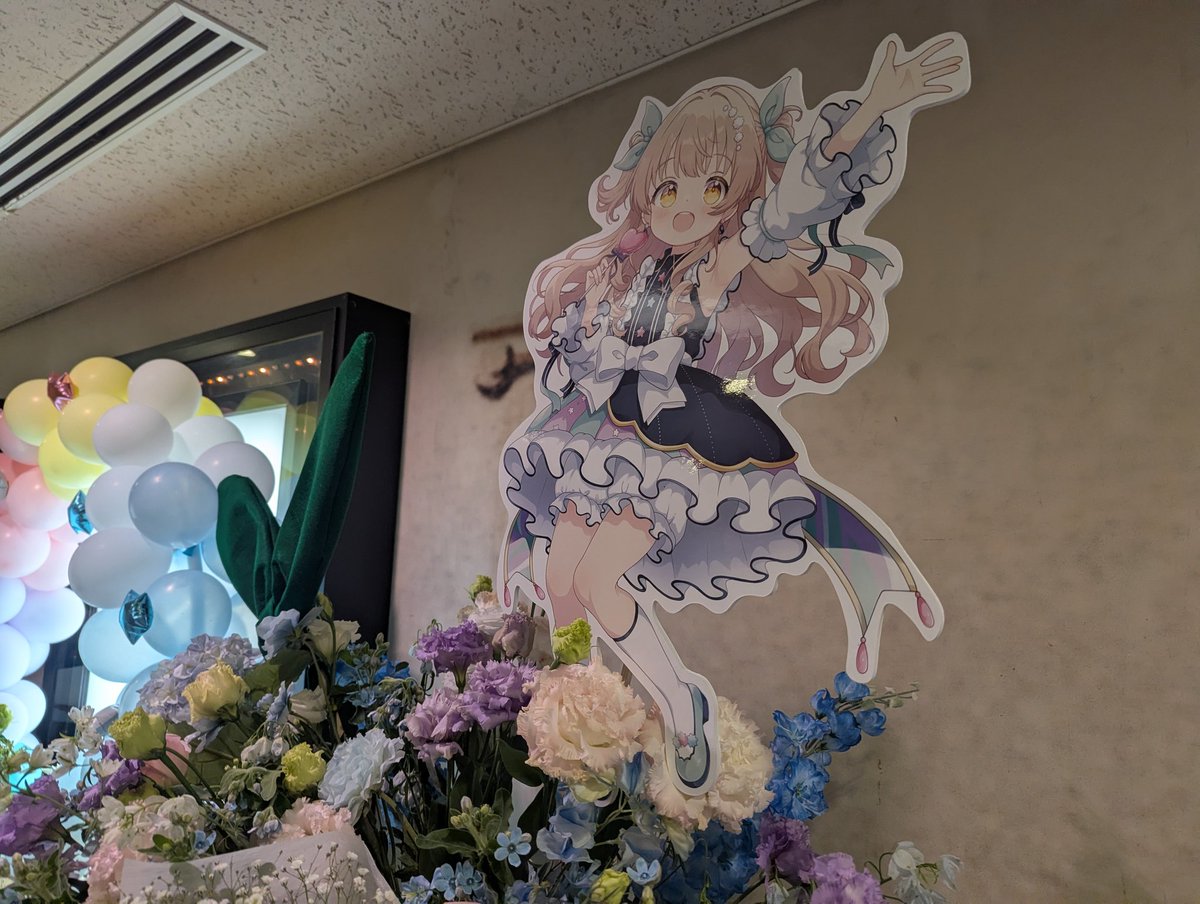 sp3kanizer's tweet photo. ななひらさん、3rd Liveお疲れ様でした！

グローバルファンコミュニティのフラスタ企画者です。上は好きと言われたお花（カスミソウのブーケと背景にブルースター）、ベースはトリエチルシトレートの色合い。あとななひーのリボン！

イラストの@rikorisuiとお花屋さんもありがとう！

#SugaryBouquet https://t.co/3GM9iN7zrk