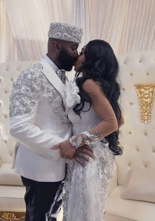 MsSabrinaSeoul's tweet photo. BELLO IS MARRIED??!! ANNNDD WORE HIS REUNION SUIT TO THE WEDDING? Or did he wear his wedding suit to the reunion?? 😩😩😩 TONIGHT LIVE REVIEW ON YOUTUBE with my hussssband #readytolove #readytolovedetroit
Click here to watch: https://t.co/PCPGAACZEw https://t.co/1Jf9VOegub