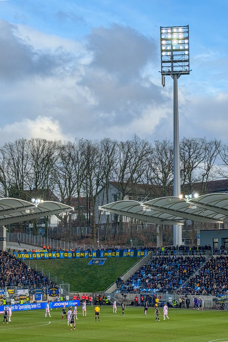 Das Fußballjahr 2026 ist dann auch für mich eröffnet. Zum Auftakt gab es einen 0:1 Auswärtssieg des VfL Osnabrück beim 1. FC Saarbrücken. Die Sasrländer bleiben knapp über dem Strich, Osnabrück weiter im Aufstiegsrennen. #groundhopping #FCS #vfl1899