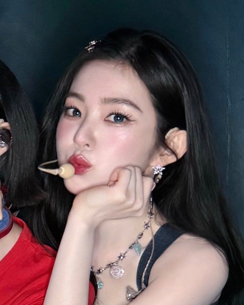 irene looks so pretty todayㅠㅠ well done for today🫳🏻🩷