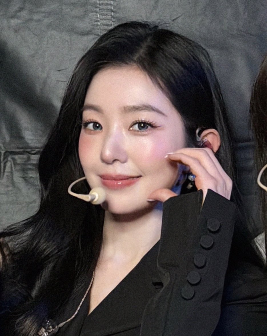 irene looks so pretty todayㅠㅠ well done for today🫳🏻🩷