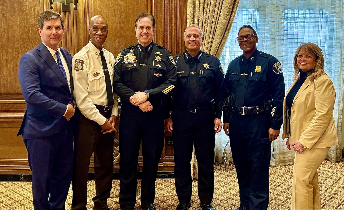MikeJBouchard's tweet photo. Participating in the "Chiefs Table" at the DAC was a distinct pleasure, and I'm thankful for their ongoing support of regional law enforcement. I appreciate my colleagues from the Detroit PD &amp; the Wayne and Macomb County Sheriff's Offices for their collaborative approach. https://t.co/AZNEmKUwZa