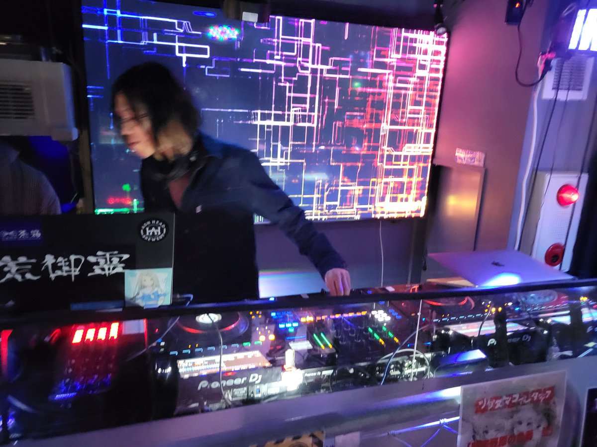 #TH909 4番手は急遽出演順を入れ替えたmi_ya3L! ジャンル幅の広めに受け入れることに定評のあるDJはここまでの流れをどう発展させて ...