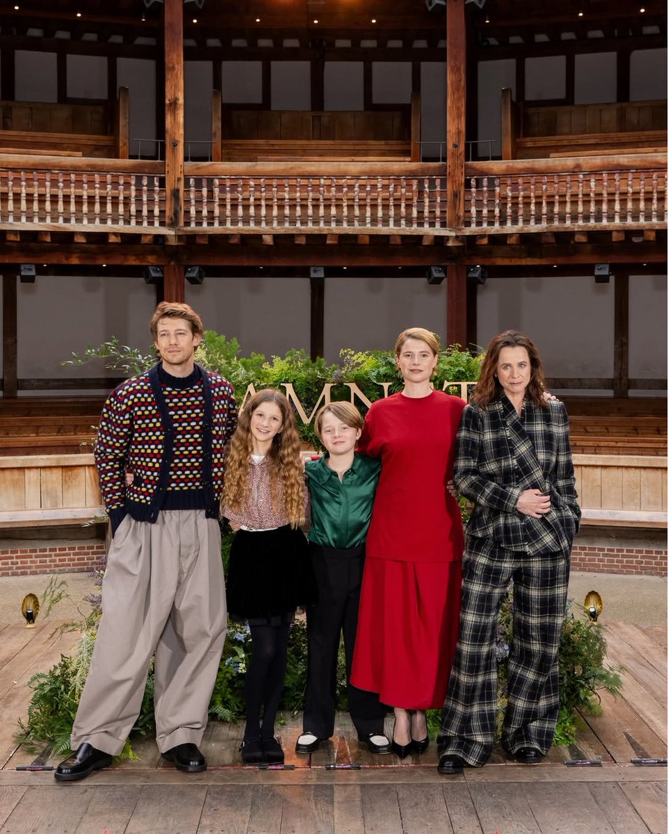 FocusFeaturesFR's tweet image. Retour là où tout a commencé.
Le casting de HAMNET s’est retrouvé au Shakespeare’s Globe Theatre. #HamnetLeFilm, actuellement au cinéma.