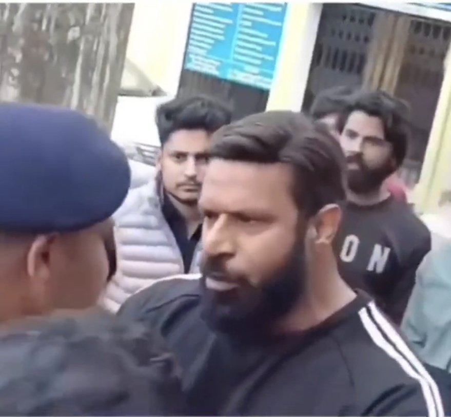 उत्तराखंड पुलिस- आप हट जाइए
दीपक- क्यों हटूं में ?

उत्तराखंड पुलिस- आप माफी मांग लीजिए
दीपक- माफी क्यों मांगू?

उत्तराखंड पुलिस- आप माफी मांग लीजिए
दीपक - जो गलत है वह गलत है भाई साहब

#IStandWithMuhammadDeepak