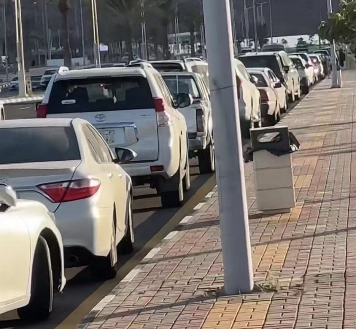 🔴تعمل دوريات مرور حائل على تنفيذ مهامها بموقع فعاليات رالي حائل الدولي حيث نشاهد جمال انتظام السيارات في المواقف على الطريق وبالمواقف المحيطة بالفعاليات وكأنها عقد (لولو)بمتابعة مباشرة من مدير إدارة مرور منطقة حائل سعادة العقيد الدكتور /أحمد بن محمد البارقي . #صحفية_عين_الحقيقة