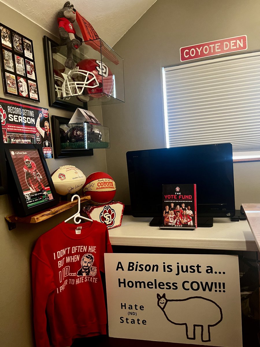 TheSongDog11's tweet photo. About that time… 
🚫🐰
🚫🦬

#GoYotes #HateState #HomelessCow https://t.co/sookSo97m5