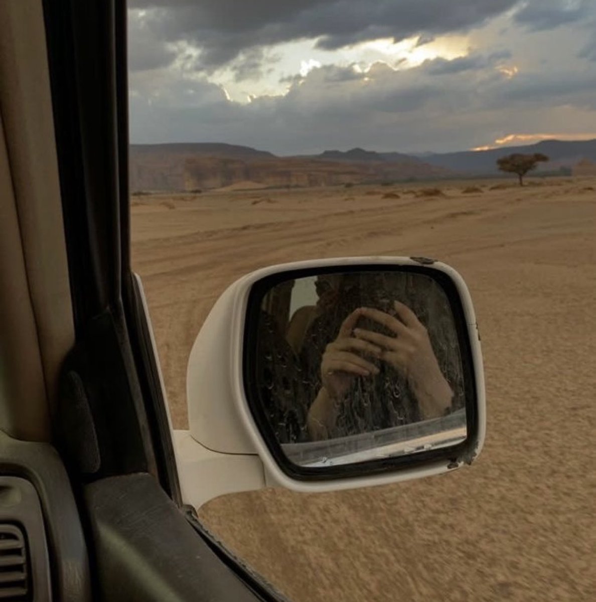 سلام يا صدق النوى سلام يا وسع الصدر
سلام يا مفتاح بيبان الفرج وقفولها

وسلام يا غر السحاب اللي تبجح بالمطر
وشم الجبال اللي تبجح بالسحاب قذولها

سلامٌ يا هوج الرّياح الليّ عطاها مستمر
مهما خذوا منها من الحسنات ما ردّوا لها

#بن_جدلان.