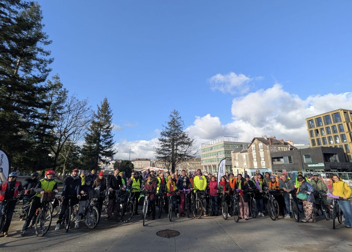 GaucheUnieNtes's tweet photo. Ce matin, rencontre avec des acteurs des déplacements du quotidien avec Clycload Nantes, Place au vélo, FNAUT, 60 Millions de Piétons et Mobilitains.

100 Nantaises et nantais mobilisés pour notre vélo-parade ! Mettons le cap pour : accélérer les alternatives efficaces à la 🚗. https://t.co/Hg792i908B