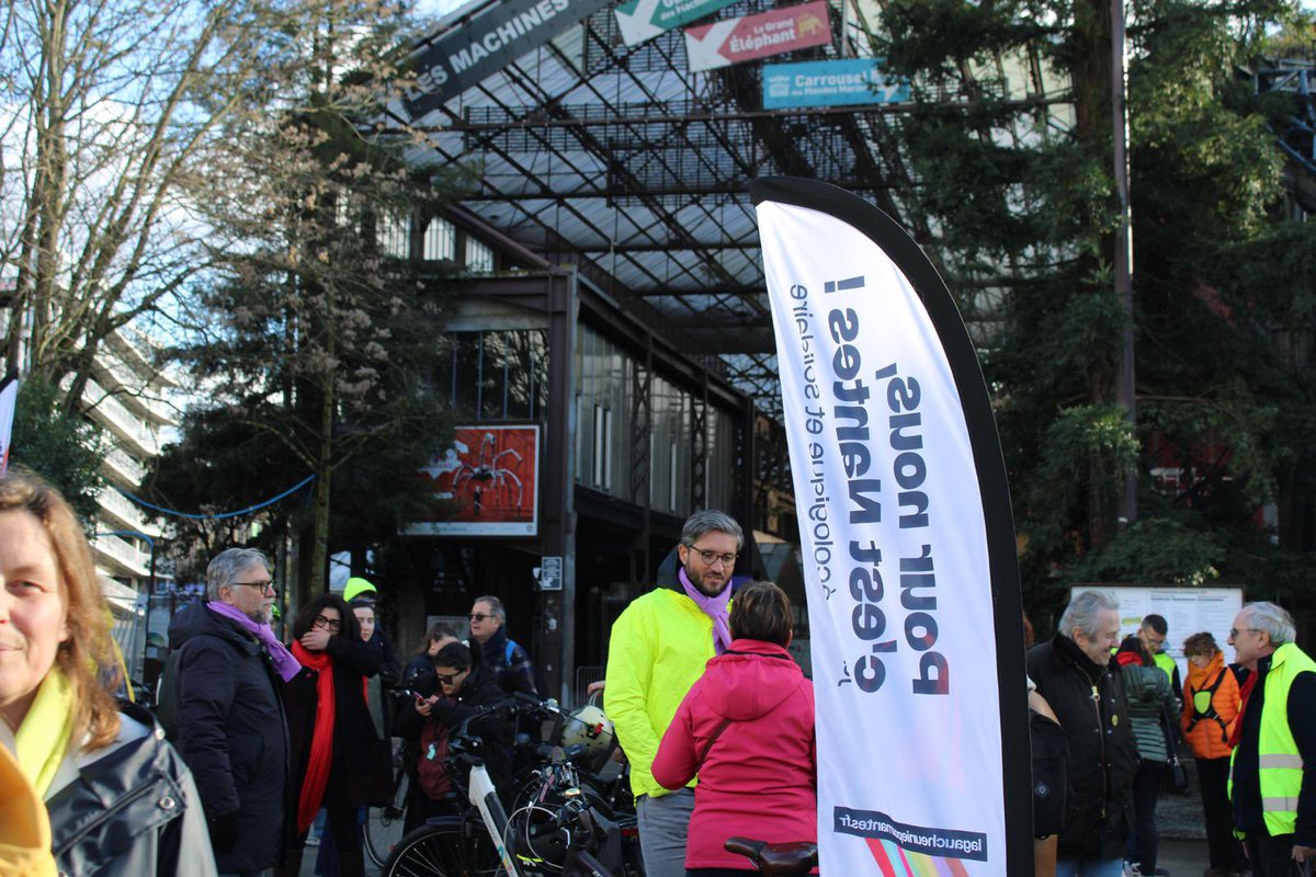 GaucheUnieNtes's tweet photo. Ce matin, rencontre avec des acteurs des déplacements du quotidien avec Clycload Nantes, Place au vélo, FNAUT, 60 Millions de Piétons et Mobilitains.

100 Nantaises et nantais mobilisés pour notre vélo-parade ! Mettons le cap pour : accélérer les alternatives efficaces à la 🚗. https://t.co/Hg792i908B