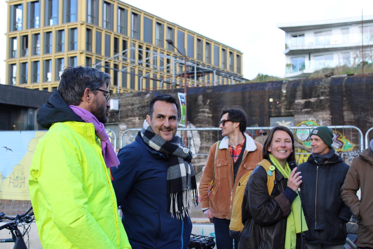 GaucheUnieNtes's tweet photo. Ce matin, rencontre avec des acteurs des déplacements du quotidien avec Clycload Nantes, Place au vélo, FNAUT, 60 Millions de Piétons et Mobilitains.

100 Nantaises et nantais mobilisés pour notre vélo-parade ! Mettons le cap pour : accélérer les alternatives efficaces à la 🚗. https://t.co/Hg792i908B