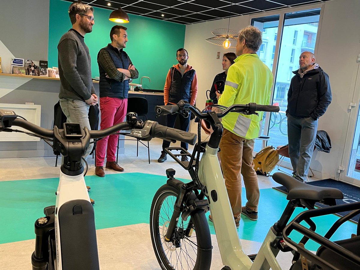 GaucheUnieNtes's tweet photo. Ce matin, rencontre avec des acteurs des déplacements du quotidien avec Clycload Nantes, Place au vélo, FNAUT, 60 Millions de Piétons et Mobilitains.

100 Nantaises et nantais mobilisés pour notre vélo-parade ! Mettons le cap pour : accélérer les alternatives efficaces à la 🚗. https://t.co/Hg792i908B