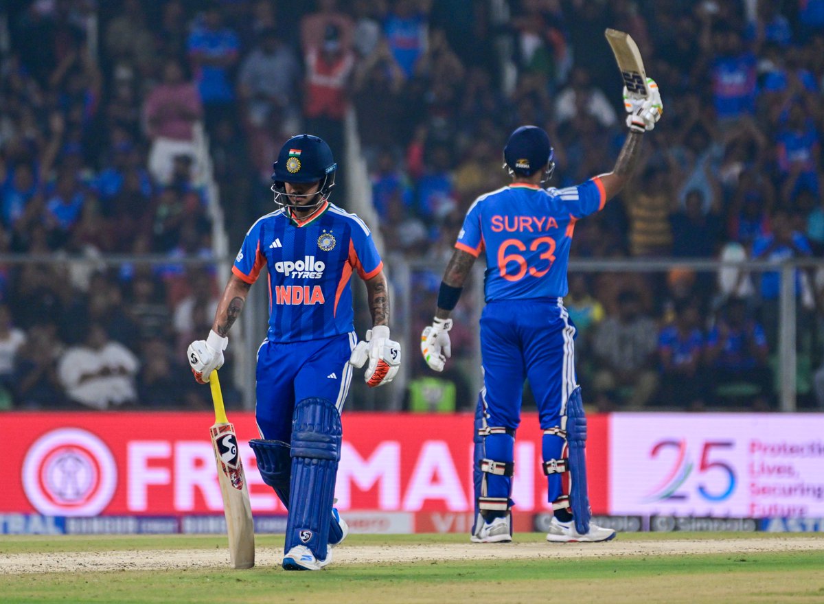 airnewsalerts's tweet image. 𝐈𝐧𝐝𝐢𝐚 𝐯𝐬 𝐍𝐞𝐰 𝐙𝐞𝐚𝐥𝐚𝐧𝐝 - 𝟓𝐭𝐡 𝐓𝟐𝟎𝐈 ||

India beat New Zealand by 46 runs, clinch series 4–1

Final Score:

IND 271/5(20)
NZ 225(19.4)

📍Greenfield International Stadium, Thiruvananthapuram  

#INDvNZ | #NZvIND