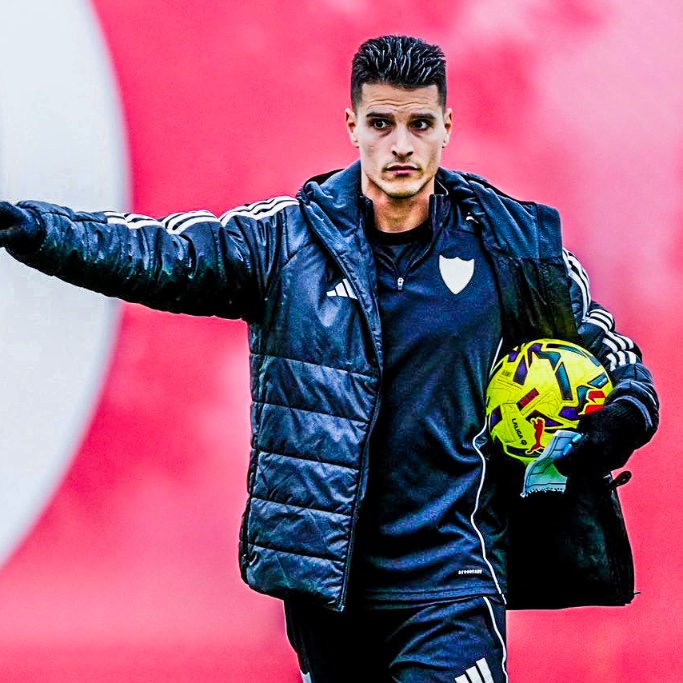 eurofootcom's tweet image. Fun fact: Erik Lamela is currently the assistant coach at Sevilla FC. Only 33-years-old. 🇦🇷🧠