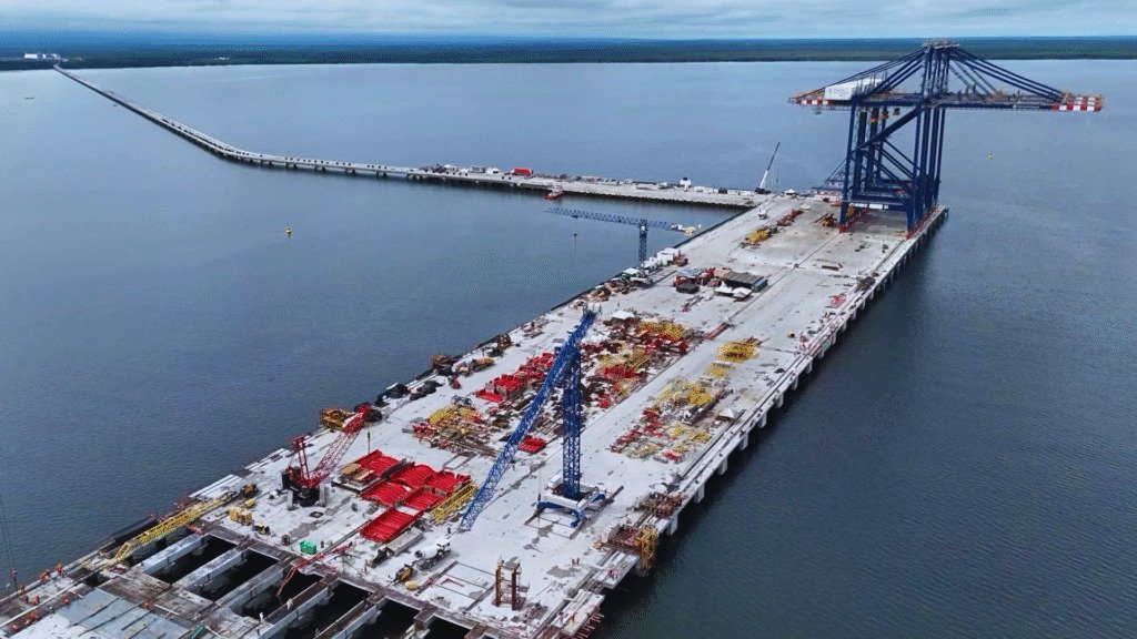 Teleantioquia's tweet photo. 🚢El Ministerio de Transporte autorizó la operación de Puerto Antioquia en comercio exterior. Ahora, el proyecto cuenta con todos los permisos requeridos para operar.

Con esta decisión, el país suma un nuevo terminal estratégico en el Urabá antioqueño, clave para fortalecer la logística portuaria y mejorar la competitividad de Colombia en los mercados internacionales.
