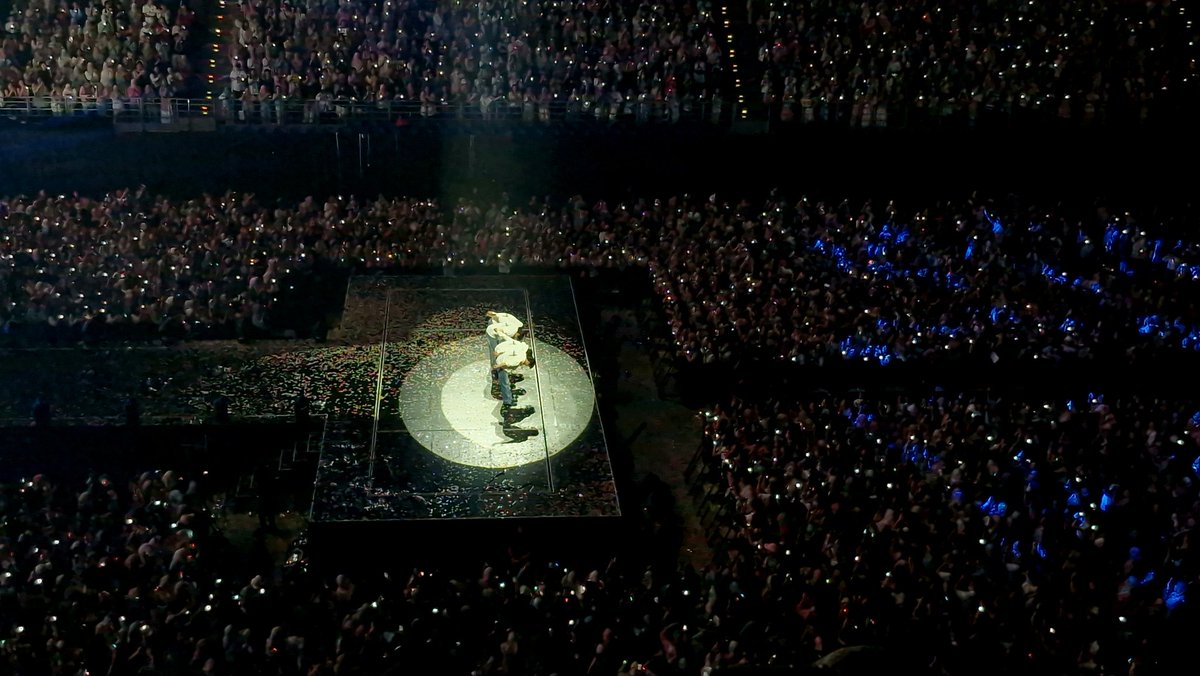 Remember when YoungK was hesitant to use the word "love" because he didn't know much about it?

Today at #TheDECADEinKL, he said "I love you" to us for what felt like 5 times.. 

Oh DAY6, I will always love you too♥️