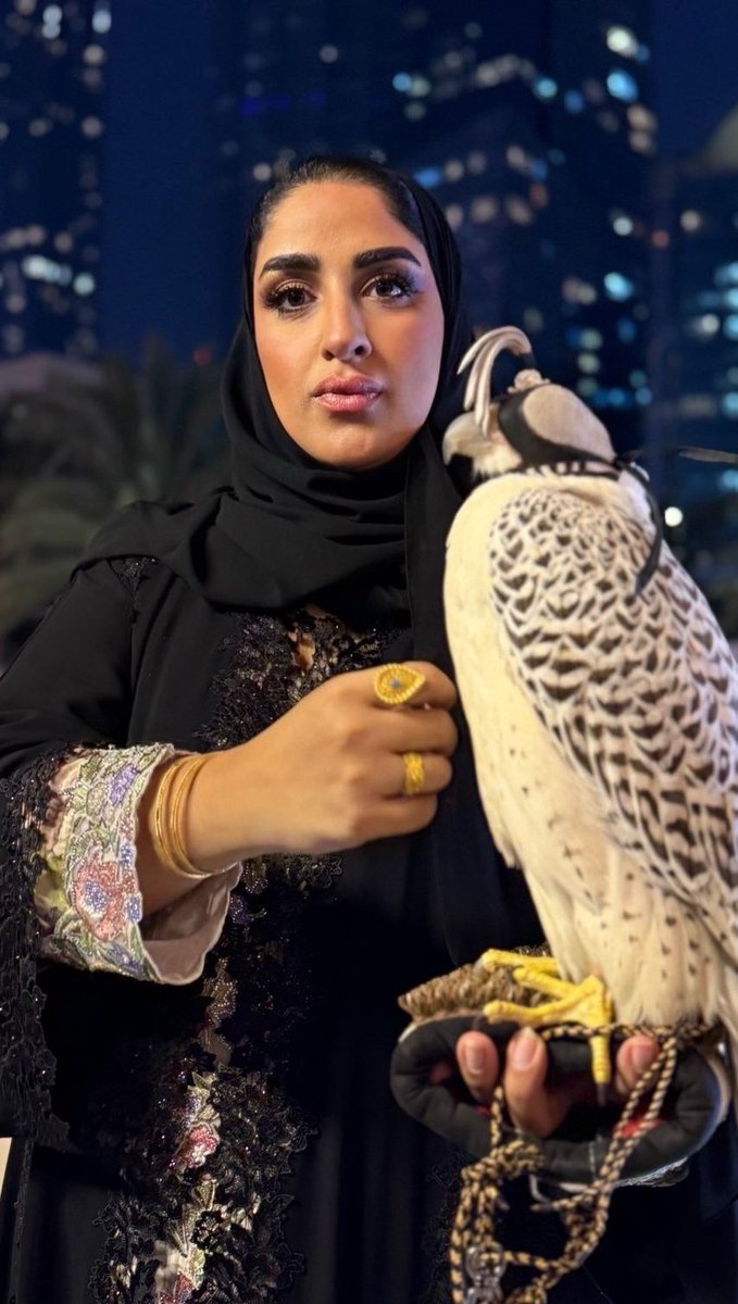 MeeraZayed's tweet photo. ميره زايد والصقر في حصنهم اللي ثابتات اركُونه⚔️ https://t.co/PYtEm2P74t
