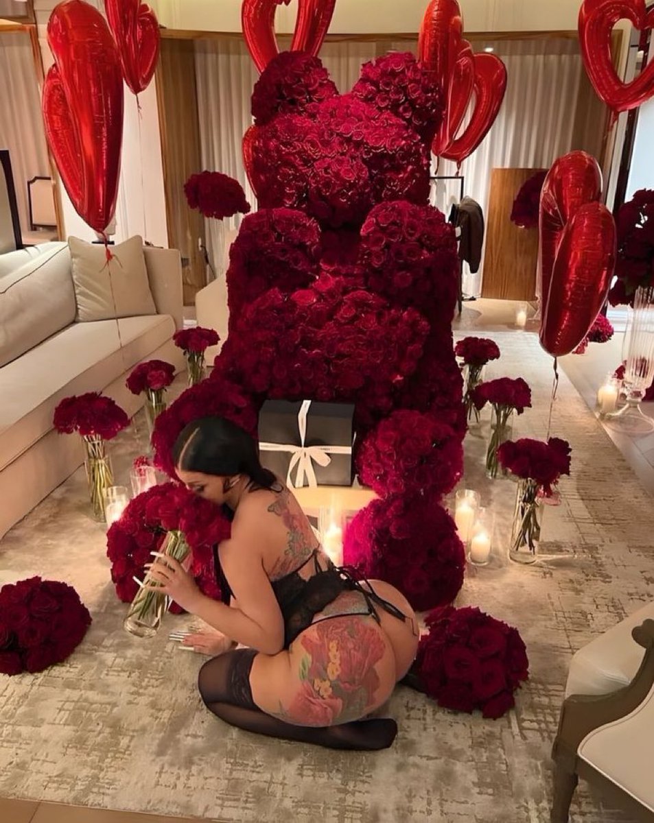 peachymelissaxo's tweet photo. Big or too big? https://t.co/B8edrkvqAj