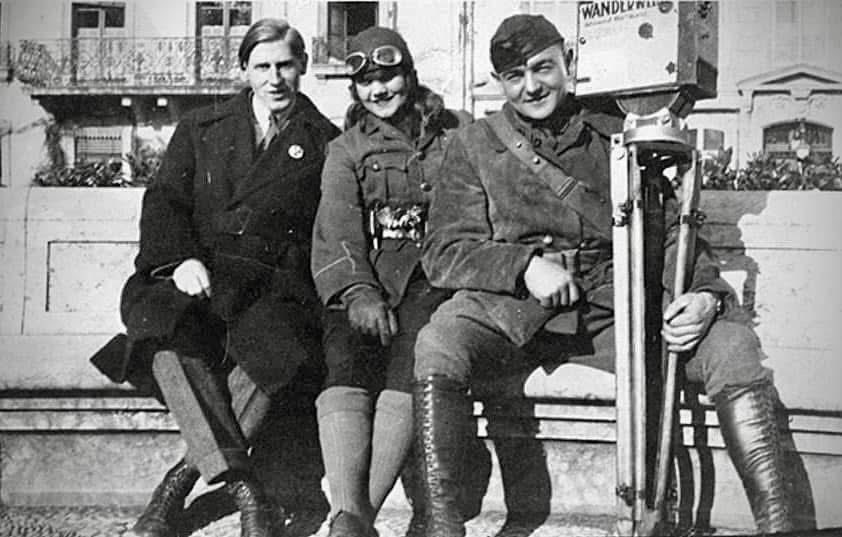 1922, Aloha and Cap in Geneva Switzerland with a dignitary. And Caps 35mm movie camera. Aloha once claimed that they shot around the 🌎 over 250,000 feet of 35mm. That's amazing especially when you think that it is hand cranked. Monumental filmmaking.

AlohaWanderwell.com/movies
RDT