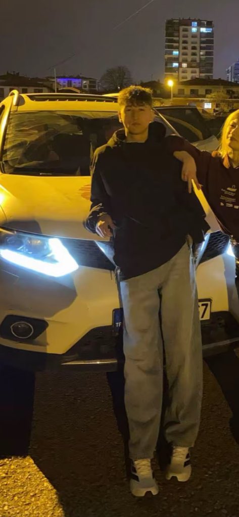 melisahakancakr's tweet photo. fotoğraftaki kişi Suça Sürüklenen Çocuk yasasından geçen sene dışarı salındı, ceza almadı.
10 Ağustos gecesi de ailesi ile birlikte abim Hakan Çakır’ı katlettiler.

İlk fotoğraf 10 ağustostan önce, 
2. ise şuana ait. 
Biz caydırıcı ceza istedikçe, içeride +20 kilo alıp birde gülerek kameralara poz veriyorlar.

Ne yiyip ne içiriyorsunuz, bu mu caydırıcı ceza, bu mu topluma kazandırılacak, bu mu sürüklenmiş suça?

Ben cezaların ne caydırıcılığına inanıyorum ne de bunun çocuk olduğuna.
#HakanÇakır @yilmaztunc @adalet_bakanlik
