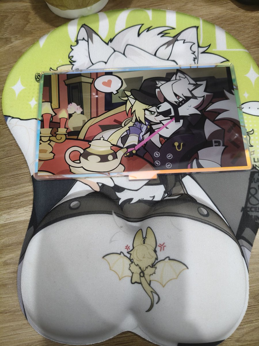 #hugolyca
Cái này sờ rất đàn hồi nha 🫳🫳🫳 Standee cũng xinh, chắc nghiện in goods mất 😭😭😭