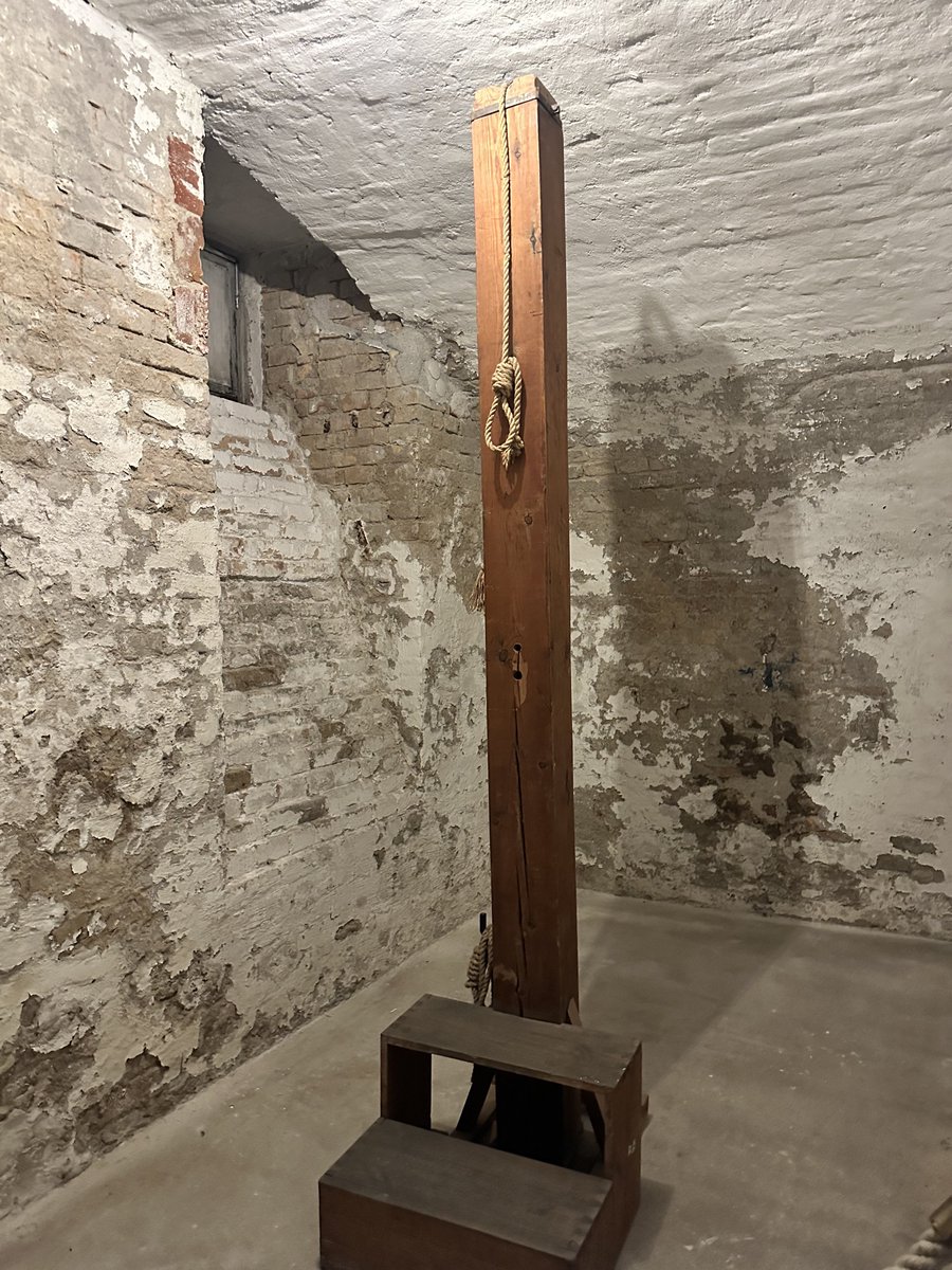 OrlvndoA's tweet photo. Hace un par de meses conocí, en una experiencia verdaderamente inquietante, la Casa del Terror de Budapest, un museo a las víctimas del comunismo y el nazismo en Hungría.

Se alzó sobre el antiguo cuartel general de la policía comunista, cuyos sótanos eran cuartos de tortura. 

Aún vive el moho de las celdas, están los instrumentos de tortura y la horca donde fueron asesinados miles de presos políticos.

Hoy la húngara es una sociedad curada de comunismo y Hungría es uno de los países más seguros de Europa. Ellos no olvidan. La memoria los acompaña en el día a día.

Debemos emularlos. Debemos recordar y que el horror lo conozcan nuestros hijos y sus hijos y los hijos de sus hijos.