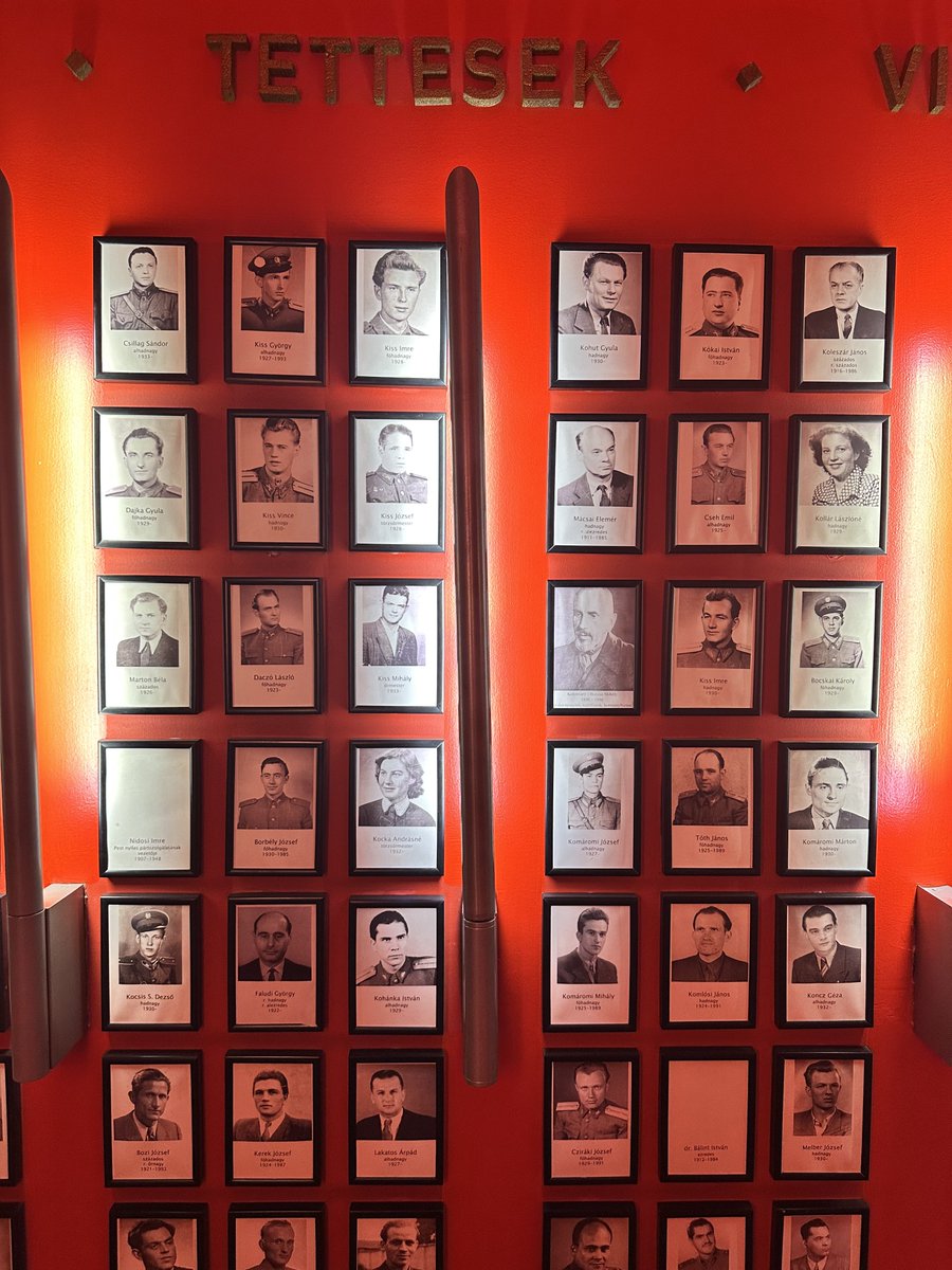 OrlvndoA's tweet photo. Hace un par de meses conocí, en una experiencia verdaderamente inquietante, la Casa del Terror de Budapest, un museo a las víctimas del comunismo y el nazismo en Hungría.

Se alzó sobre el antiguo cuartel general de la policía comunista, cuyos sótanos eran cuartos de tortura. 

Aún vive el moho de las celdas, están los instrumentos de tortura y la horca donde fueron asesinados miles de presos políticos.

Hoy la húngara es una sociedad curada de comunismo y Hungría es uno de los países más seguros de Europa. Ellos no olvidan. La memoria los acompaña en el día a día.

Debemos emularlos. Debemos recordar y que el horror lo conozcan nuestros hijos y sus hijos y los hijos de sus hijos.