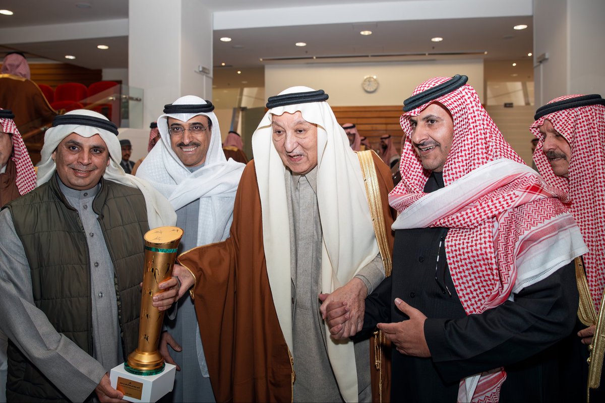 الشوط 10 - الحفل 68 

كأس الأمير محمد بن عبدالرحمن بن فيصل 🏆

صاحب السمو الأمير خالد بن فهد بن خالد بن محمد بن عبدالرحمن يسلّم الكأس لـ طاقم الاسطبل 

الفائز : عسى خير 🏇
المالك : اسطبل المسايل 

ألف مبروك 👏🤩