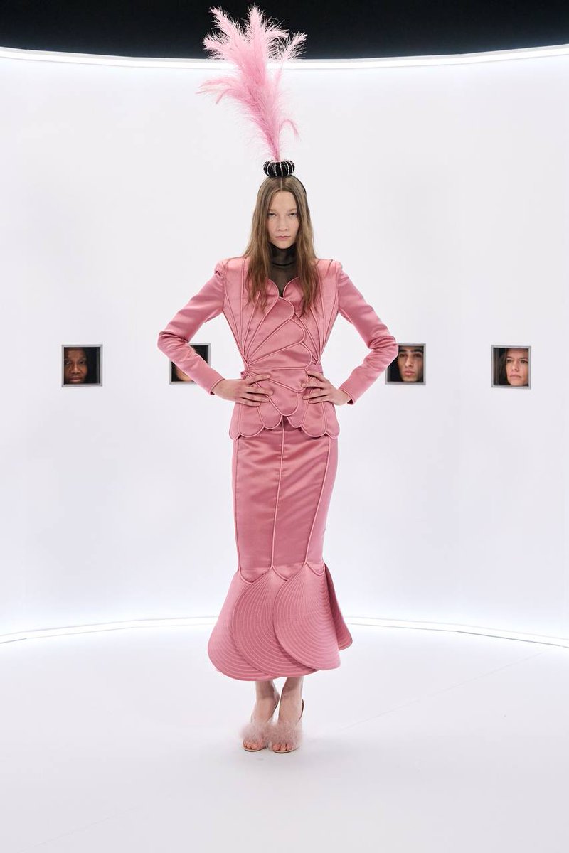 vintageitalianf's tweet image. La vera #ModaDEpoca non è nostalgia: è struttura.
La haute couture di Valentino lo dimostra da decenni.
Eleganza che non invecchia, perché non segue il tempo.

#ValentinoHauteCouture #AltaModa #StoriaDellaModa #CoutureItaliana 

vintageitalianfashion.it/fashion/sfilat…