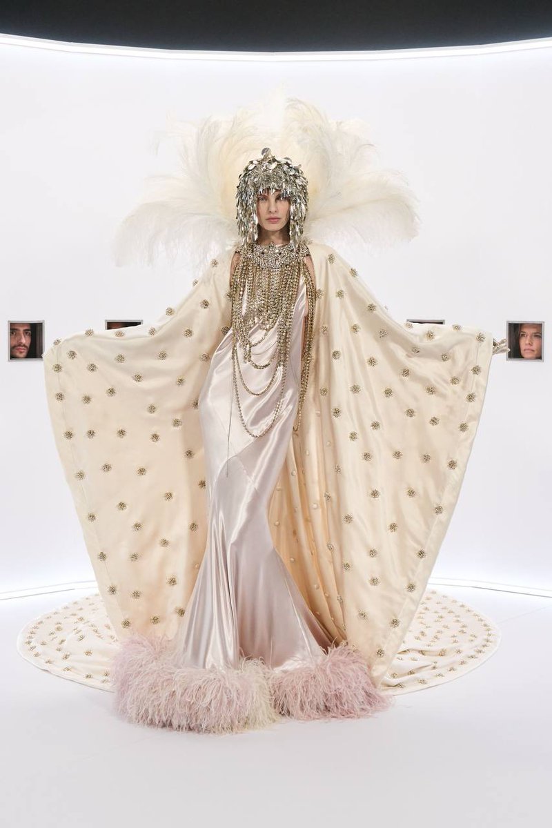 vintageitalianf's tweet image. La vera #ModaDEpoca non è nostalgia: è struttura.
La haute couture di Valentino lo dimostra da decenni.
Eleganza che non invecchia, perché non segue il tempo.

#ValentinoHauteCouture #AltaModa #StoriaDellaModa #CoutureItaliana 

vintageitalianfashion.it/fashion/sfilat…