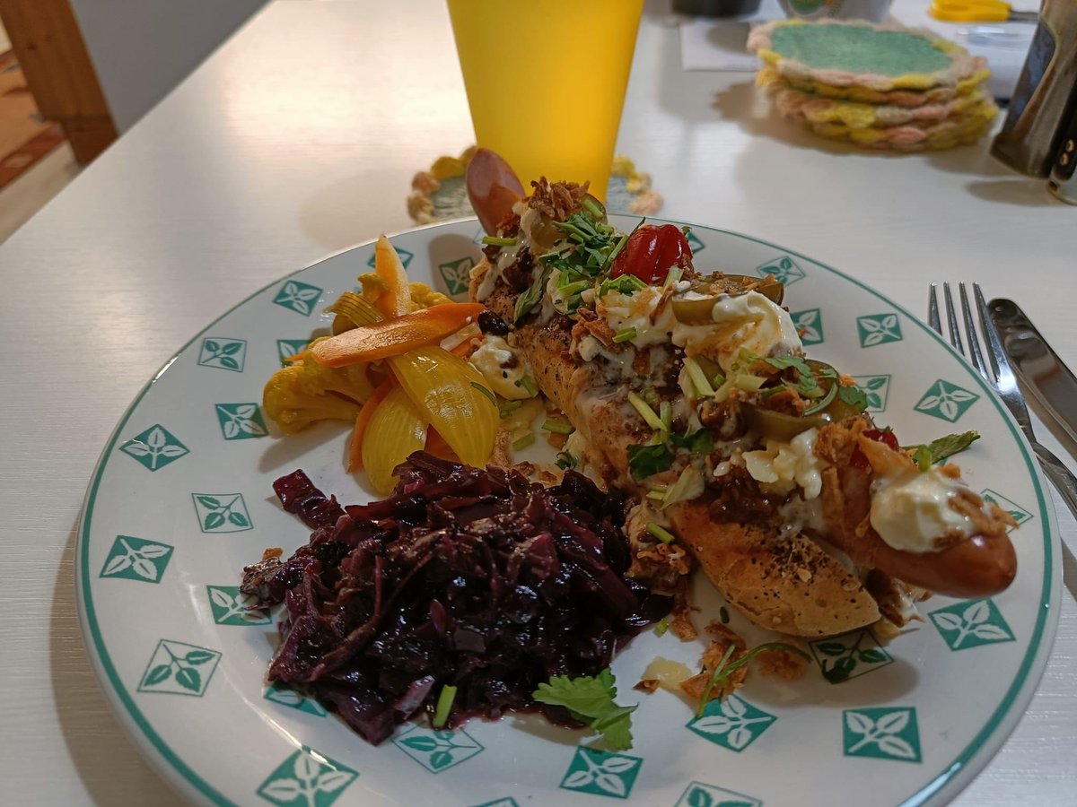 HilpoJuhana's tweet image. Weekend breakfast

Chili Hot Dog, braised red cabbage and fermented torshi

A sourdough brioche roll.

Fillings: two frankfurters, beef chili, Vintage Cheddar, sour cream, fermented chili and fried onions. 1/2

#hotdog #chili #fermentation #sourdough #breakfast