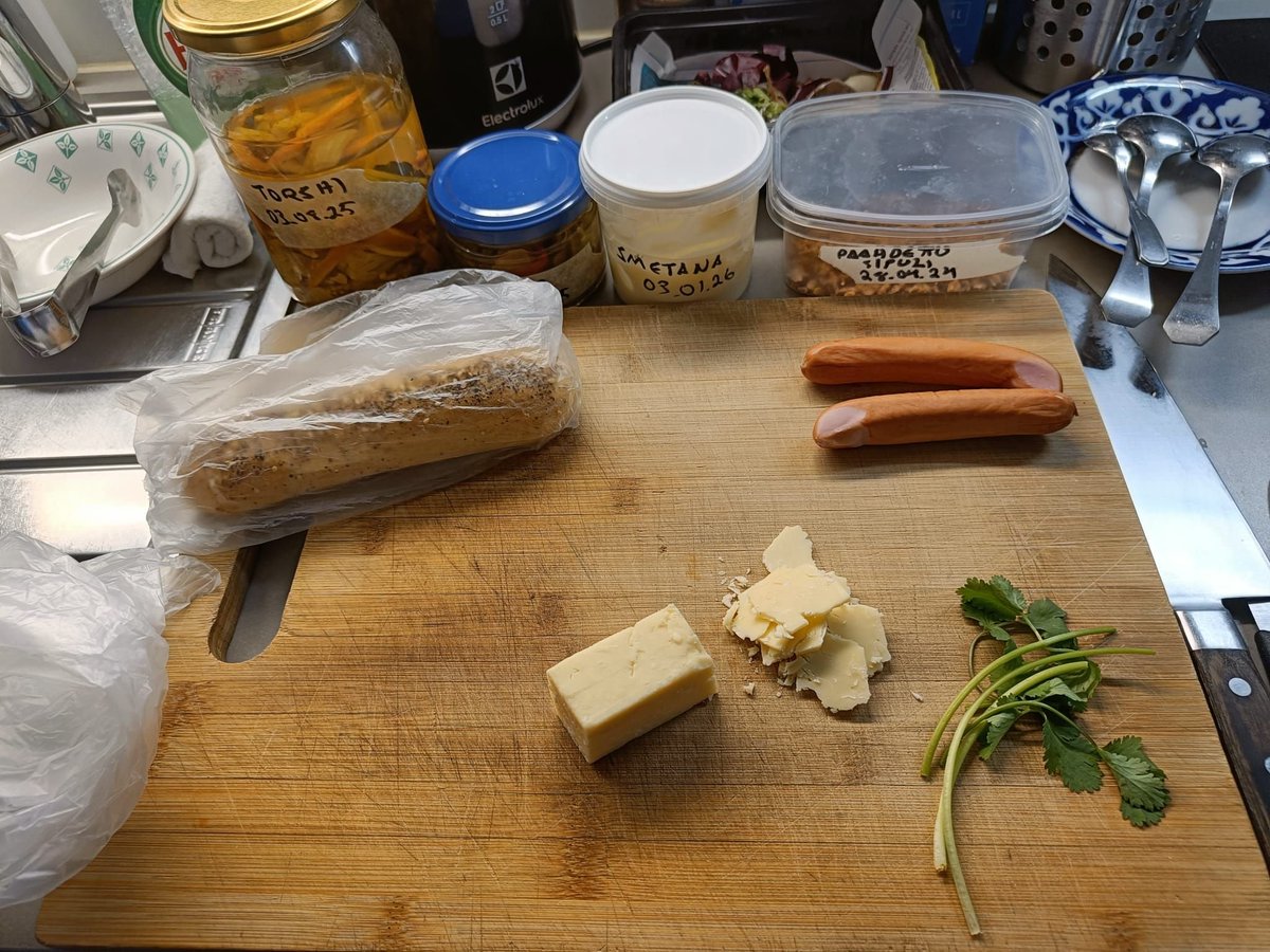 HilpoJuhana's tweet image. Weekend breakfast

Chili Hot Dog, braised red cabbage and fermented torshi

A sourdough brioche roll.

Fillings: two frankfurters, beef chili, Vintage Cheddar, sour cream, fermented chili and fried onions. 1/2

#hotdog #chili #fermentation #sourdough #breakfast