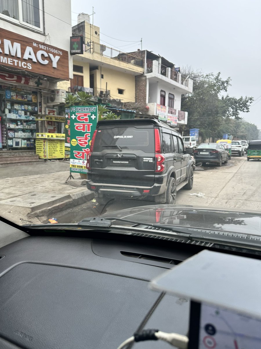 avenger9147's tweet photo. @gurgaonpolice @FBDPolice @cmohry @FaridabadPolice @FBDPolice cars violating the traffic rules 

Pic 1 : black tinted, illegal number plate, mostly parked near Sai temple, on road towards old traffic light
Pic 2 : rash driving and black tinted crossing toll at gfr road https://t.co/R2drJ2WvsO