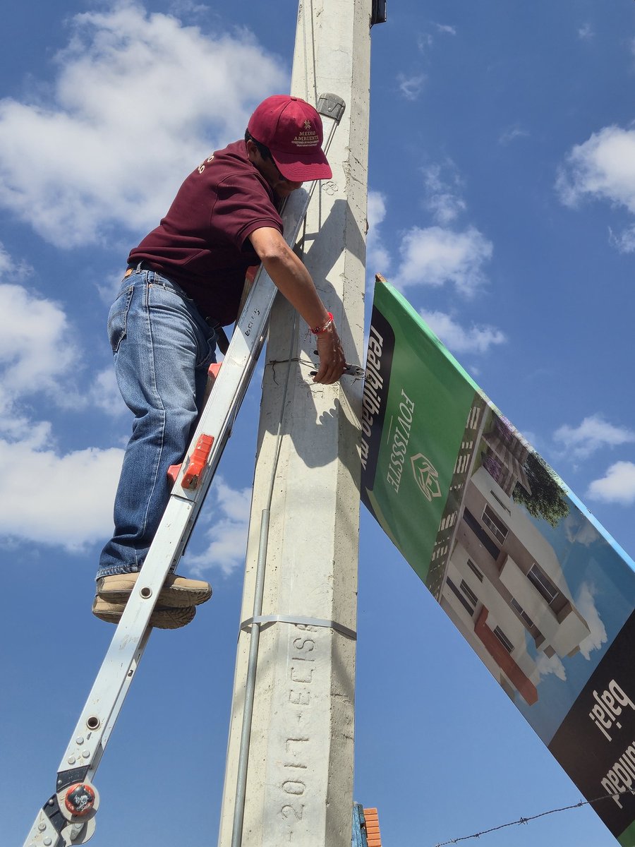 PROESPAHgo's tweet photo. El procurador Hugo Cortés Osorno, acompañado por personal de @PROESPA, realizó el retiro de más de 1️⃣5️⃣0️⃣ anuncios publicitarios instalados de manera irregular en la carretera México–Pachuca. https://t.co/p3Agg5Hrw9