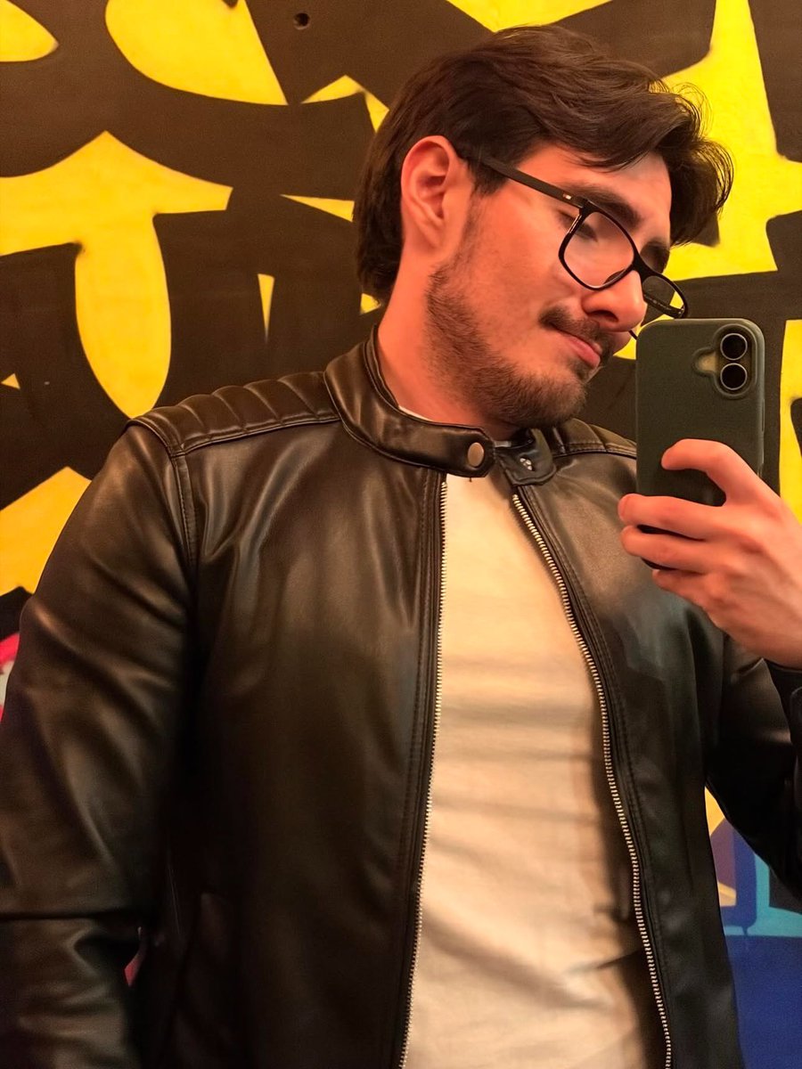 Alejanilo #blackleatherjacket #leatherjacket #jacket #blackjacket #fetish #leatherjacketfetish #leather #leathermen #leatherman #instagram #men #clothes #menclothes