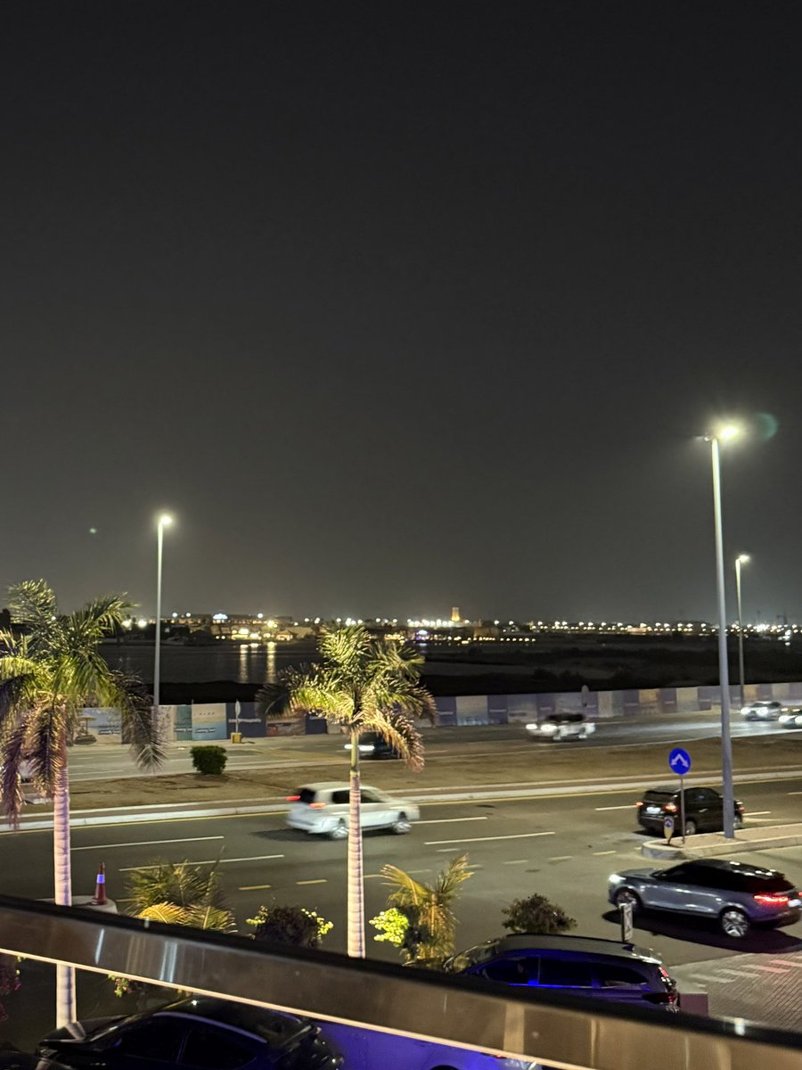 هُنا بدأت الحكاية
هُنا الدفء الذي لا يغيب
هُنا الرطوبة التي تعرفنا
نعم، هُنا عروس البحرِ الأحمر