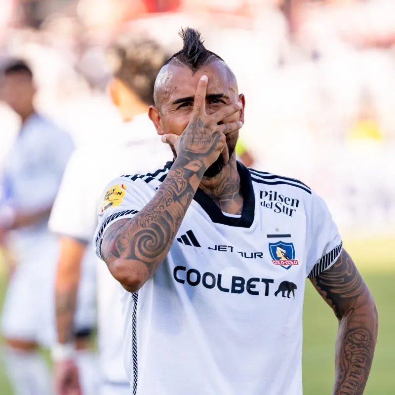 Don Elías Figueroa se retiró a los 36: dejó el fútbol antes de que el fútbol lo dejara a él. Vidal, con 38, está en un momento decadente y hasta lastimoso… lamentable!!! 😔🤷🏻‍♂️ #VamosColoColo #ColoColo #Vidal #Cacique #Limache #Chile <a href="/CSDColoColo/">@CSDColoColo</a> <a href="/ColoColo/">Colo-Colo</a>