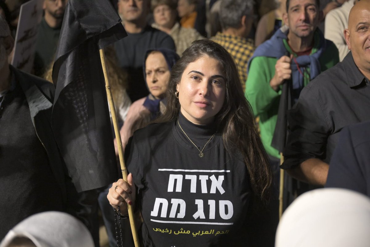 shirnosa's tweet photo. הפגנה  גדולה, עוצמתית, מרגשת וסוחפת - עשרות אלפי ערבים ויהודים גודשים את הכיכר, בסדר מופתי ובקריאה שחודרת ללב ומהדהדת למרחקים: די להפקרה, למוות המיותר, לפשע ולפחד. הגיע זמן חיים, הגיע זמן בחירות. https://t.co/urSCqnfkaU
