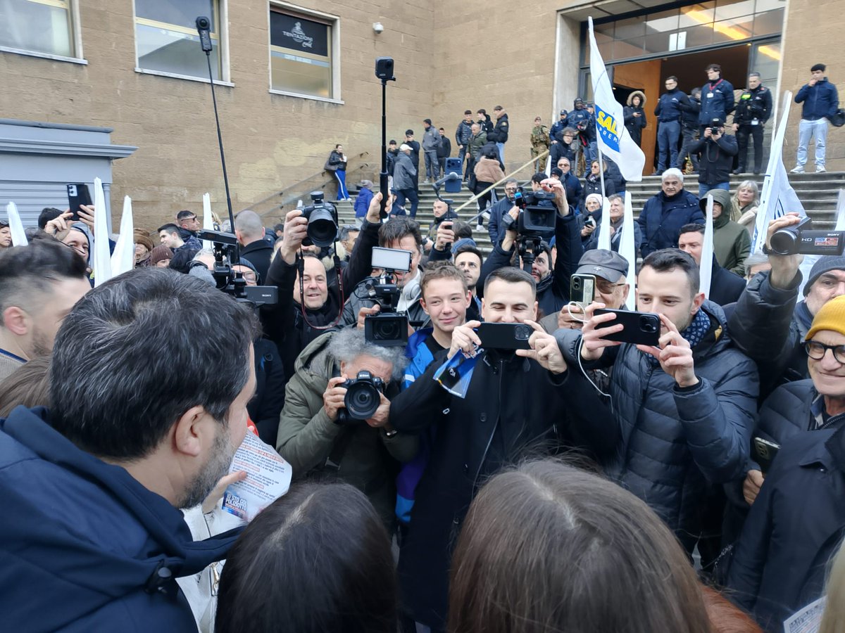 ManfrediPotenti's tweet photo. OGGI CON #MatteoSalvini A #FIRENZE PER UN #VOLANTINAGGIO A #SOSTEGNO DEL #POLIZIOTTO INDAGATO PER AVER #UCCISO UNO #SPACCIATORE !!
https://t.co/7NKPIGVrG0 https://t.co/bJwaTbF2AF