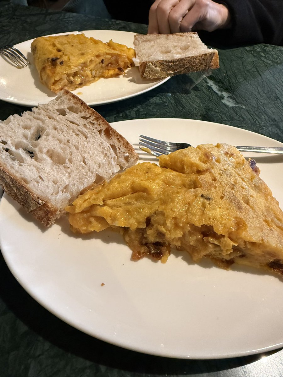 La tortilla de La Embajada de Serrano es muy buena. Parecida a la de Cañadío y, además, con una sonrisa.