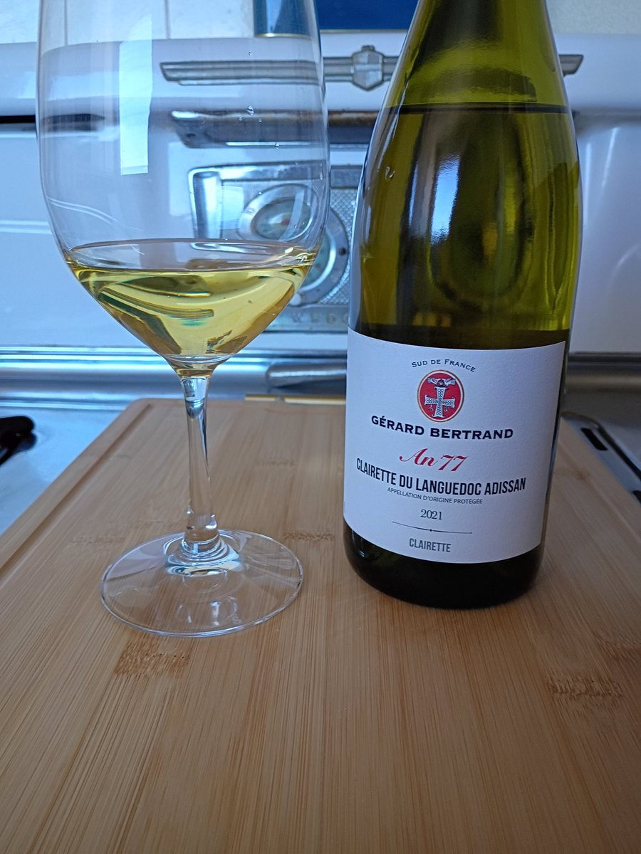 A pretty nose of white peach, honey, orange zest, honeydew melon, lychee and a pinch of lemon.
Taste mimics nose. Complex and layered. A pithy note enters at mid-palate. Light to med. body, fresh and ample acids. Nicely concentrated. Delicious!
