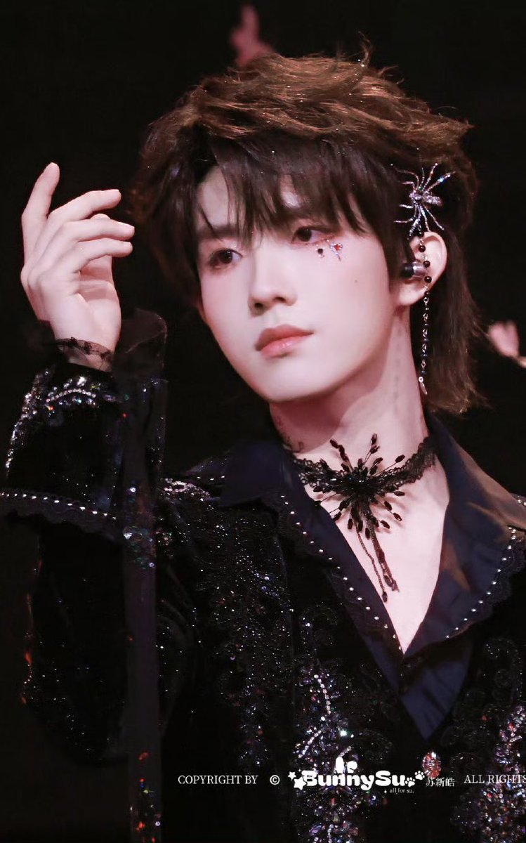 ขอบคุณอะไรก็ตามบนโลกใบนี้ที่ทำให้นี่ได้เห็นน้องซูลุคนี้อีก มันเหมือนได้ย้อนกลับไปเมื่อหลายปีก่อน ที่ได้เห็นน้องซู ความทรงจำของช่วยช่วยวัยกำลังโตวิ่งเข้ามาให้หัวเป็นฉากๆ ไม่รู้ทำไมแต่เห็นน้องซูวันนี้แล้วรู้สึกปริ่มมากเลยอ่ะ กว่าจะมีวันนี้ได้ไม่ง่ายเลยจริงๆ เขาเก่งมากๆ