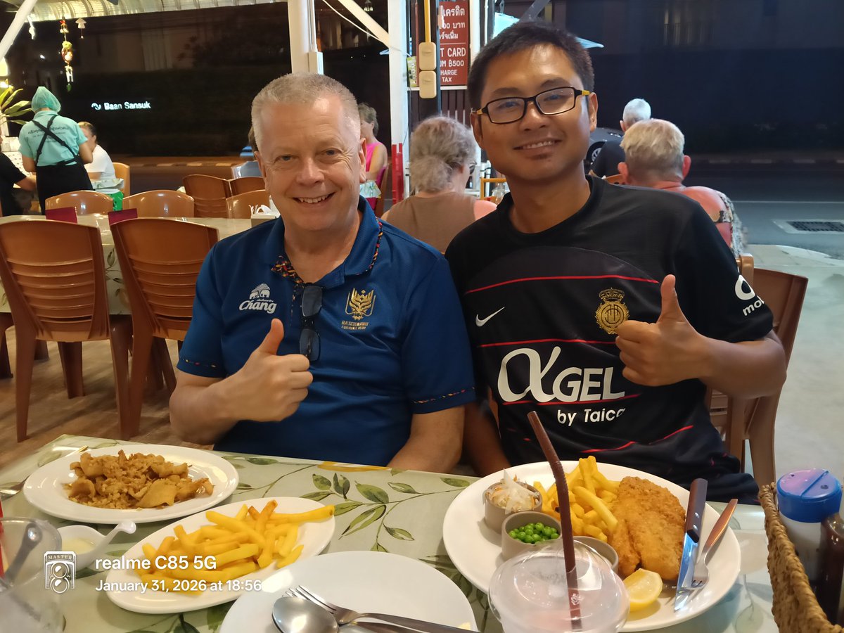 My good friend Peter from Yate, South Gloucestershire is back. Welcome back to Hua Hin - let's have some fun again (sober fun for me) blimen great to see you again pal!