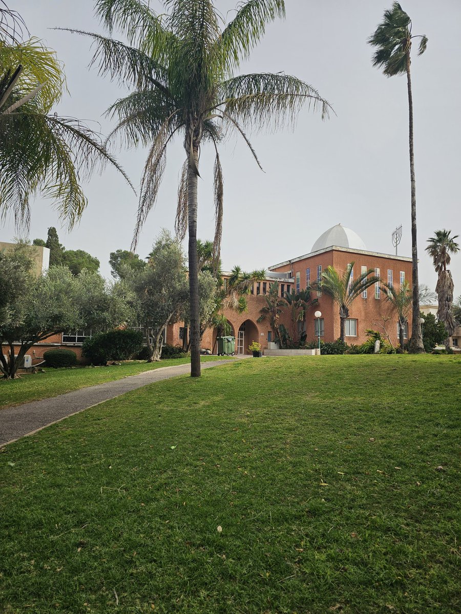 הייתי בשבת בוגרים בישיבה השבת, ואני עדיין מתקשה להאמין שבמבנה כל כך יפה כבר כמעט 90 שנה ילדים רק לומדים לבגרויות